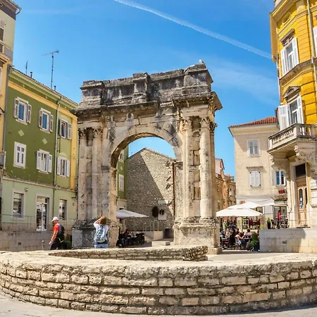 Apartment Good Life - Happy