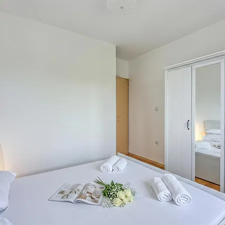 Apt Good Life | Walk To Beach - Happy Rentals * Pula