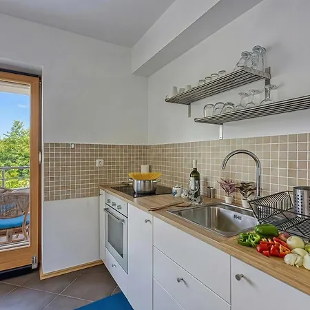 Apt Good Life | Walk To Beach - Happy Rentals Pula